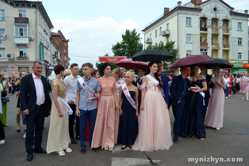 Випускний у Ніжині: прощавай шкільне життя. Фото