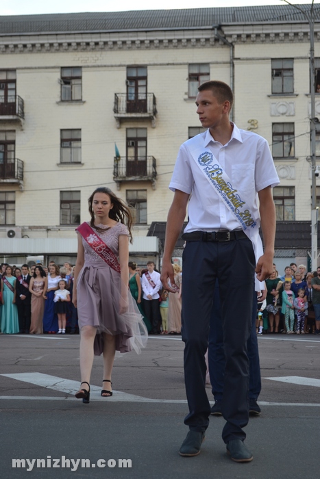 Випускний у Ніжині: прощавай шкільне життя. Фото