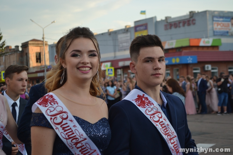 Випускний у Ніжині: прощавай шкільне життя. Фото