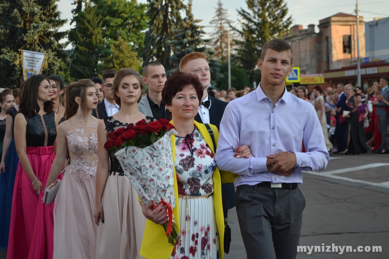 Випускний у Ніжині: прощавай шкільне життя. Фото