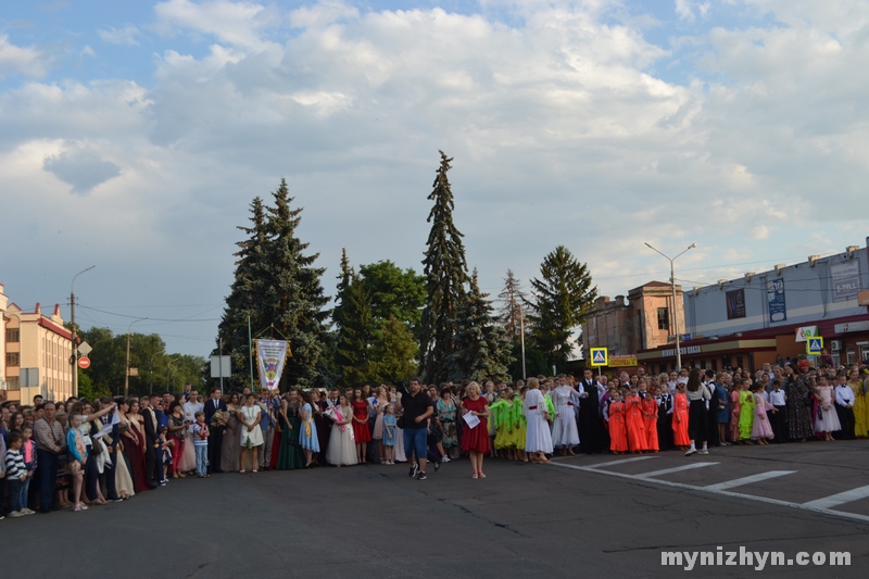 Випускний у Ніжині: прощавай шкільне життя. Фото