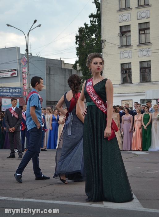 Випускний у Ніжині: прощавай шкільне життя. Фото