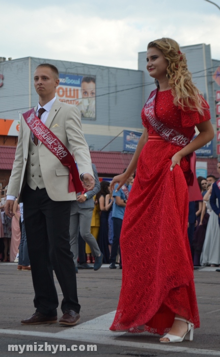 Випускний у Ніжині: прощавай шкільне життя. Фото