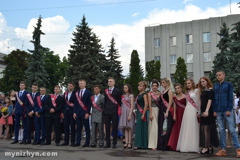 Випускний у Ніжині: прощавай шкільне життя. Фото