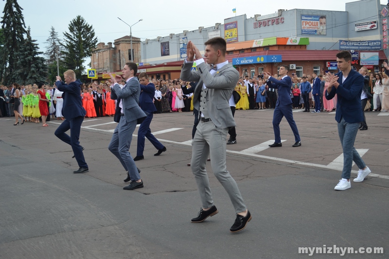 Випускний у Ніжині: прощавай шкільне життя. Фото