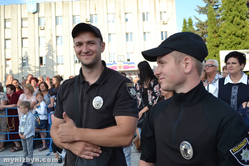 Випускний у Ніжині: прощавай шкільне життя. Фото