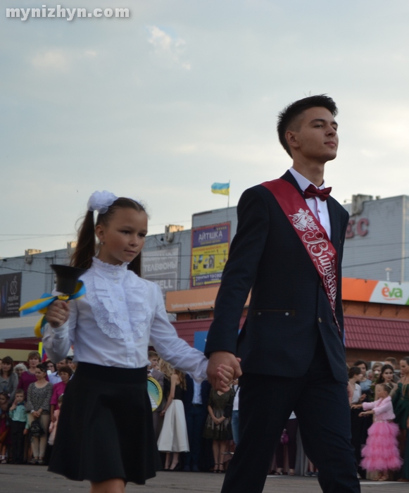 Випускний у Ніжині: прощавай шкільне життя. Фото