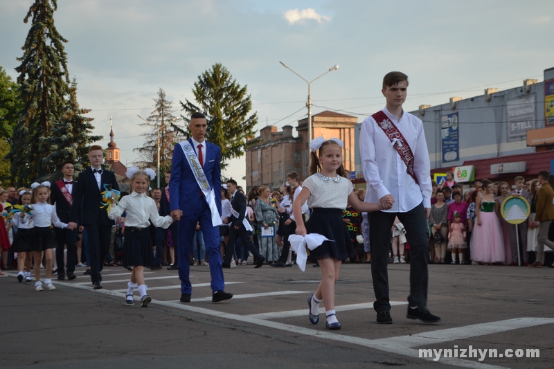 Випускний у Ніжині: прощавай шкільне життя. Фото