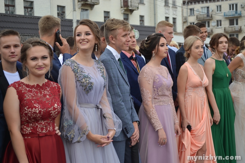 Випускний у Ніжині: прощавай шкільне життя. Фото