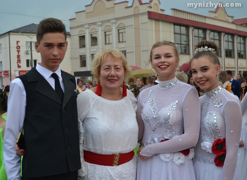 Випускний у Ніжині: прощавай шкільне життя. Фото