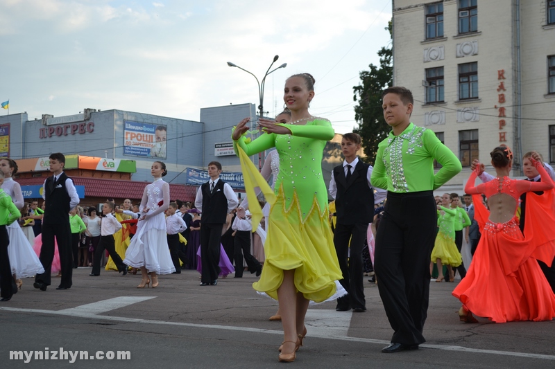 Випускний у Ніжині: прощавай шкільне життя. Фото