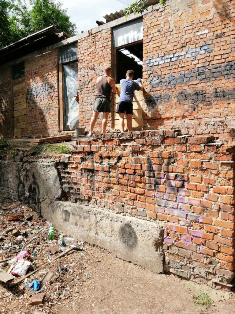 Як ніжинці самостійно почали боротись з аварійними спорудами. Фото