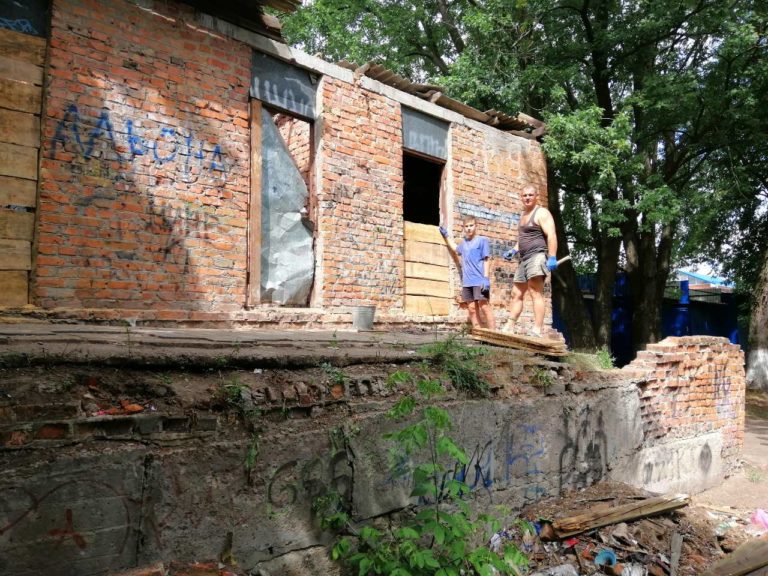 Як ніжинці самостійно почали боротись з аварійними спорудами. Фото