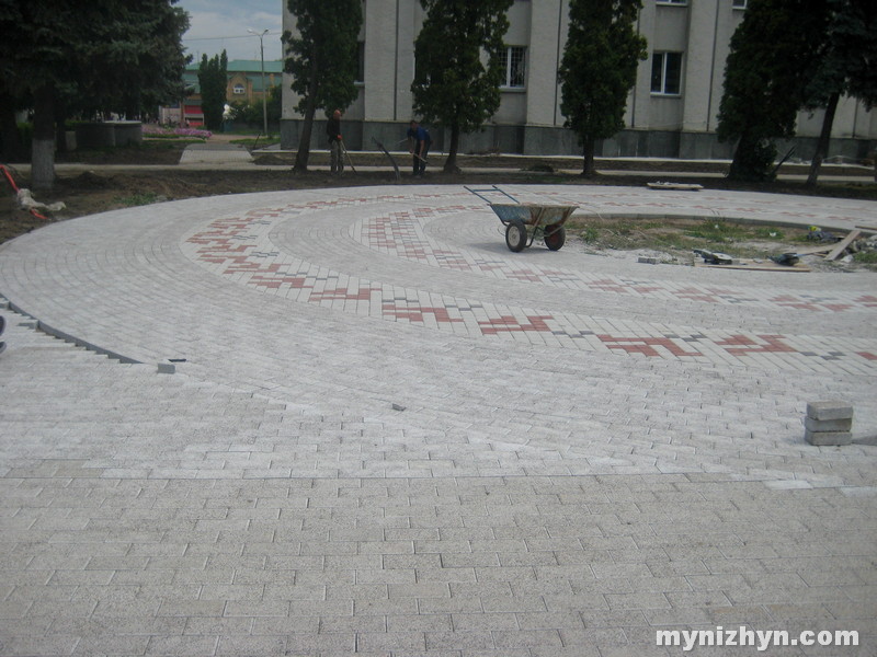 Плитку перед виконкомом пропонують ... мити?