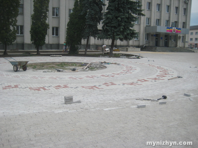 Плитку перед виконкомом пропонують ... мити?