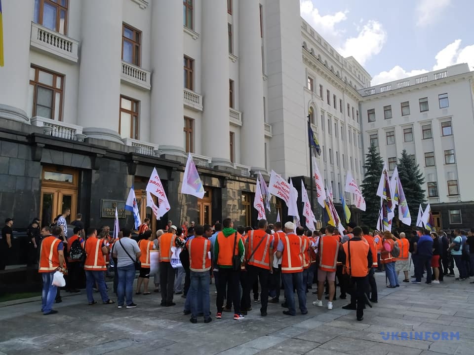 Залізничники із Ніжина мітингують під Офісом Президента