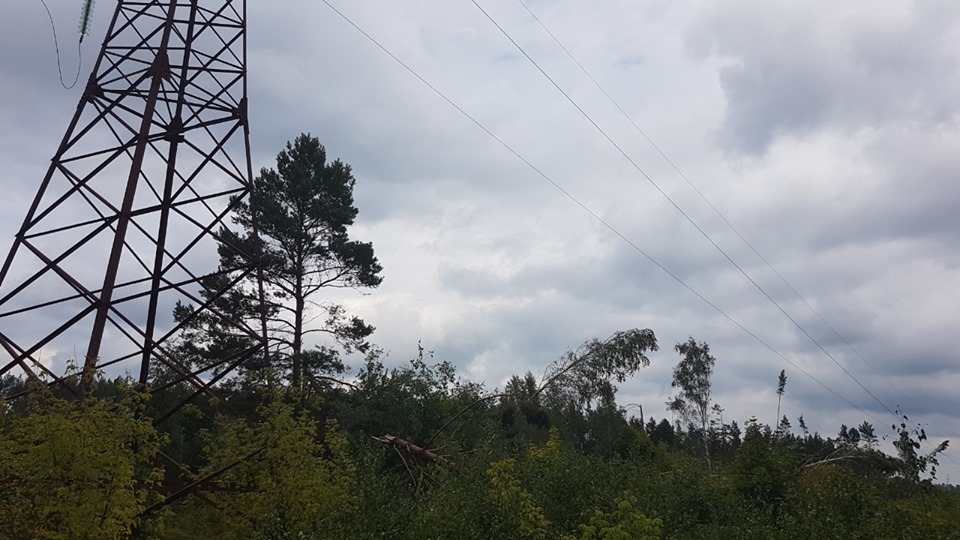 Енергетики долають наслідки стихії. Фото