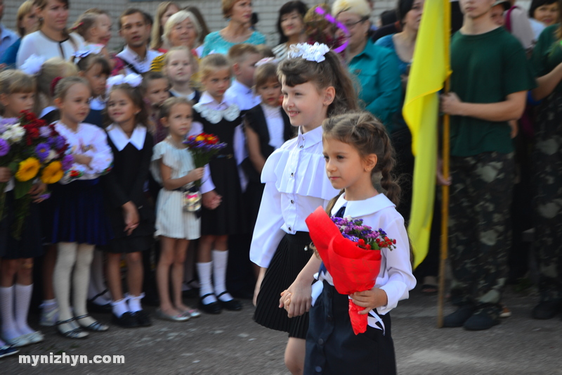 Пролунав шкільний дзвоник у гімназії №3 та в НВК №16 «Престиж». Фото