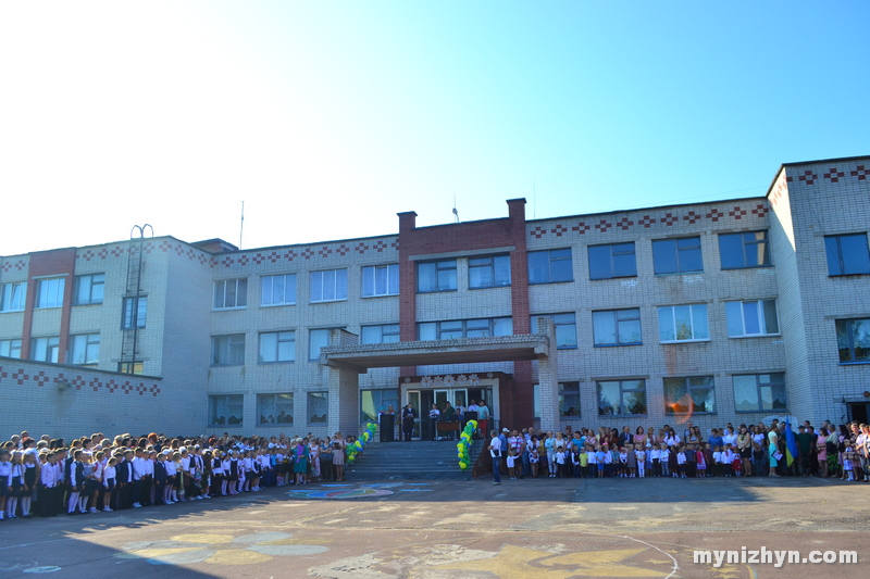 Пролунав шкільний дзвоник у гімназії №3 та в НВК №16 «Престиж». Фото