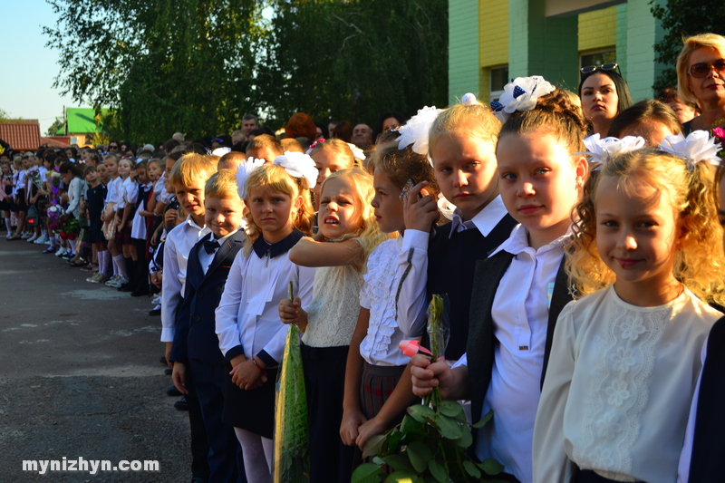 Пролунав шкільний дзвоник у гімназії №3 та в НВК №16 «Престиж». Фото