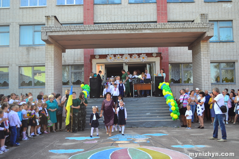 Пролунав шкільний дзвоник у гімназії №3 та в НВК №16 «Престиж». Фото