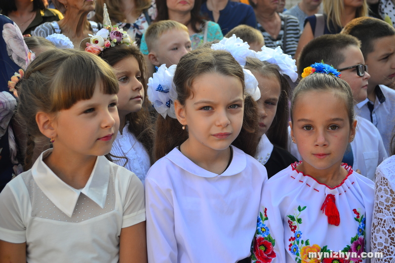 Пролунав шкільний дзвоник у гімназії №3 та в НВК №16 «Престиж». Фото