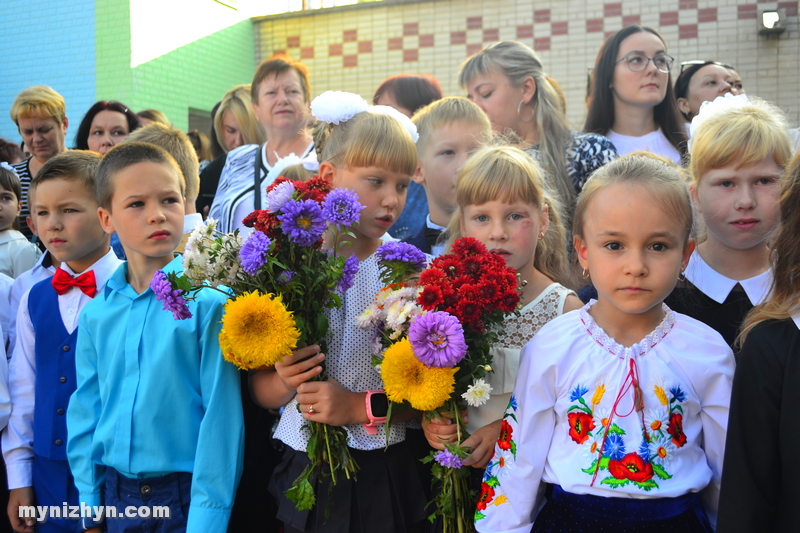 Пролунав шкільний дзвоник у гімназії №3 та в НВК №16 «Престиж». Фото