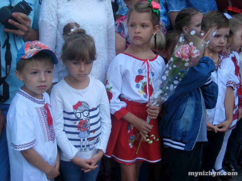 Пролунав шкільний дзвоник у гімназії №3 та в НВК №16 «Престиж». Фото