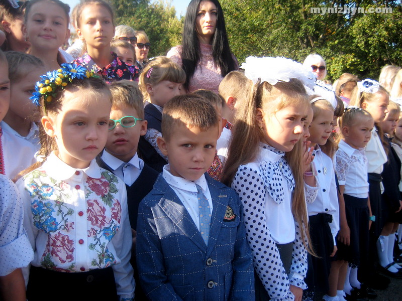 Пролунав шкільний дзвоник у гімназії №3 та в НВК №16 «Престиж». Фото