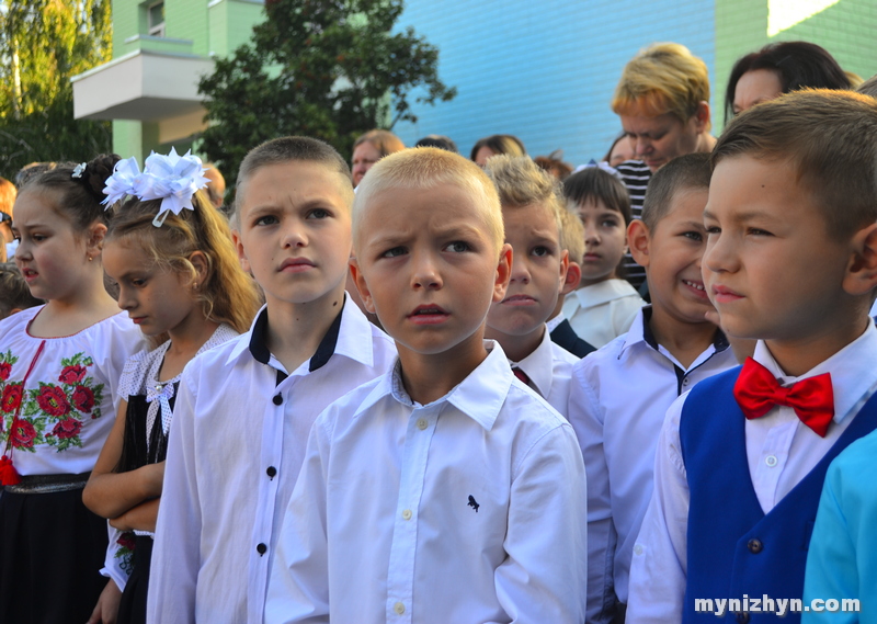 Пролунав шкільний дзвоник у гімназії №3 та в НВК №16 «Престиж». Фото