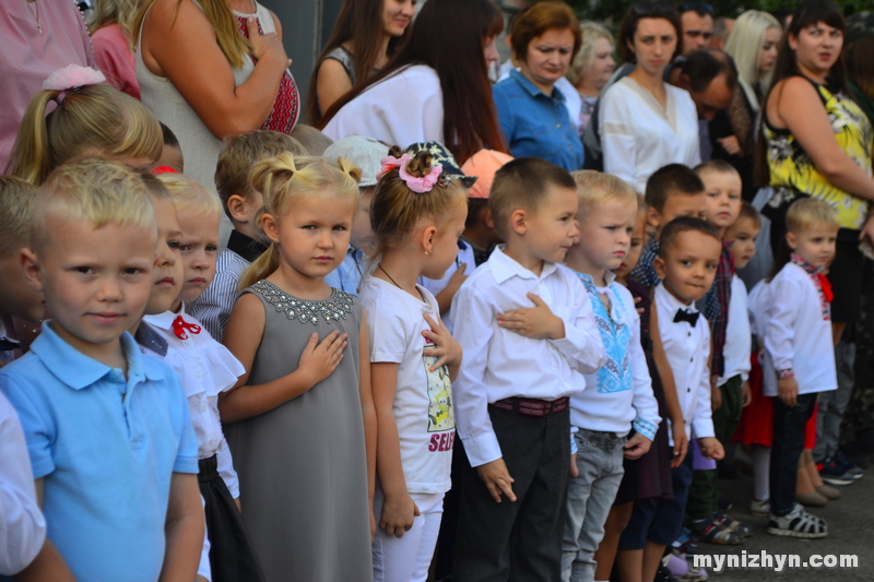 Пролунав шкільний дзвоник у гімназії №3 та в НВК №16 «Престиж». Фото