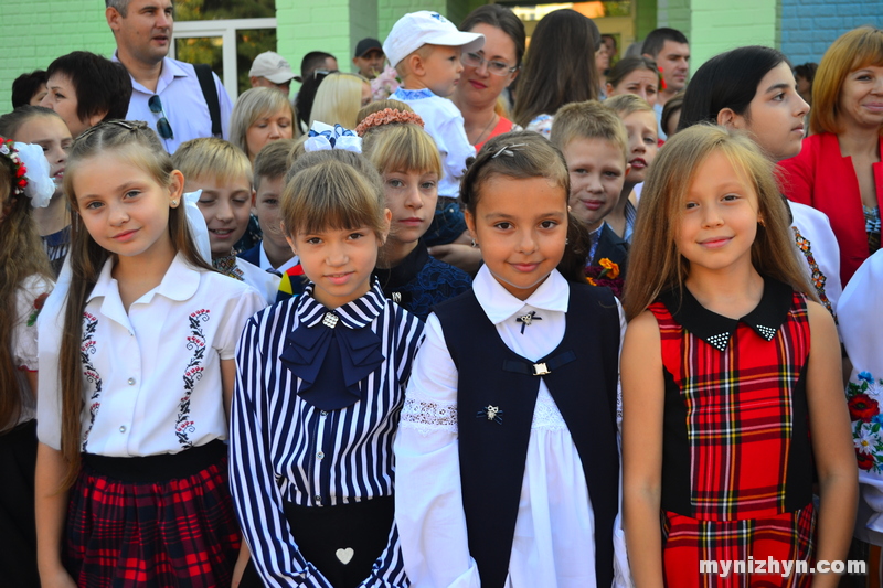 Пролунав шкільний дзвоник у гімназії №3 та в НВК №16 «Престиж». Фото