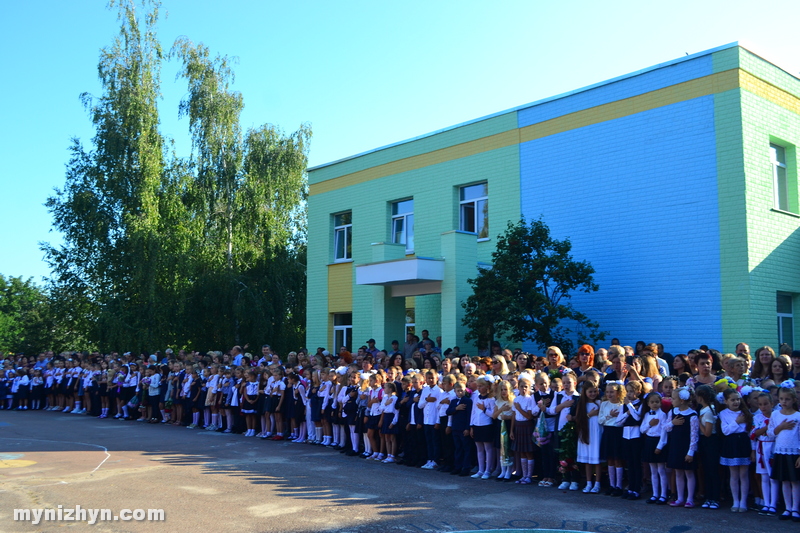 Пролунав шкільний дзвоник у гімназії №3 та в НВК №16 «Престиж». Фото