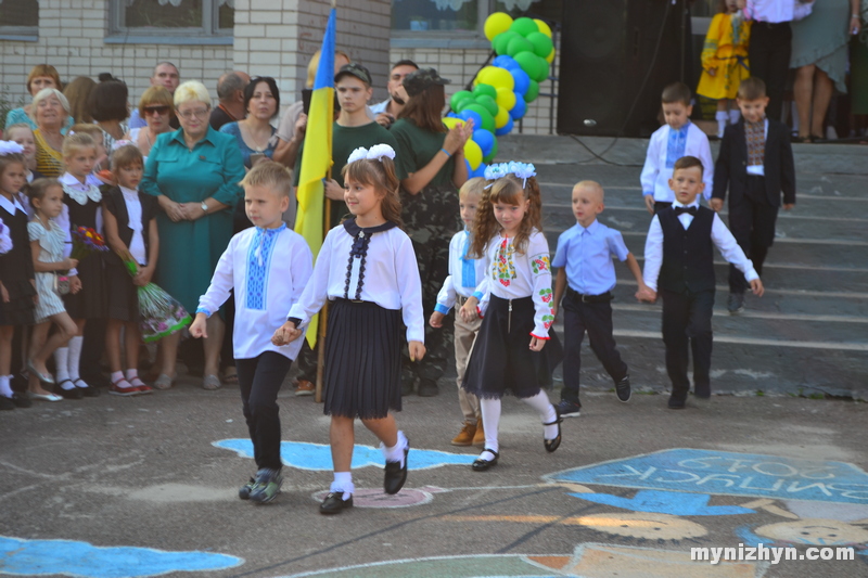 Пролунав шкільний дзвоник у гімназії №3 та в НВК №16 «Престиж». Фото