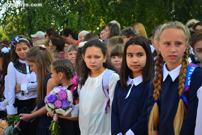 Пролунав шкільний дзвоник у гімназії №3 та в НВК №16 «Престиж». Фото