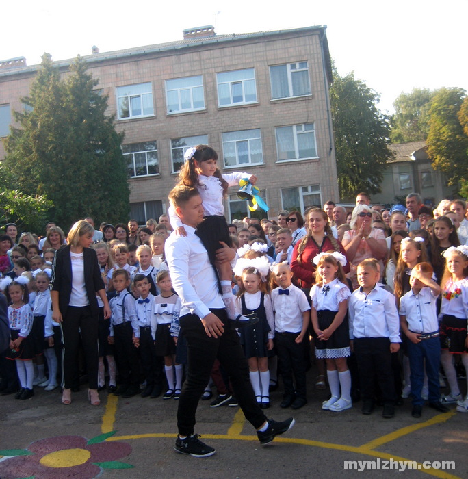 Пролунав шкільний дзвоник у гімназії №3 та в НВК №16 «Престиж». Фото