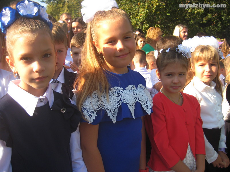 Пролунав шкільний дзвоник у гімназії №3 та в НВК №16 «Престиж». Фото