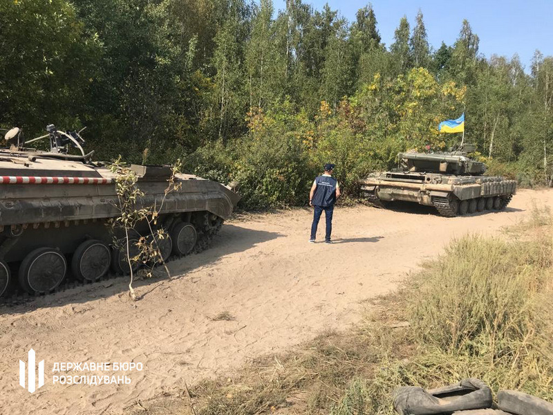 На Чернігівщині військовослужбовця переїхав броньовик