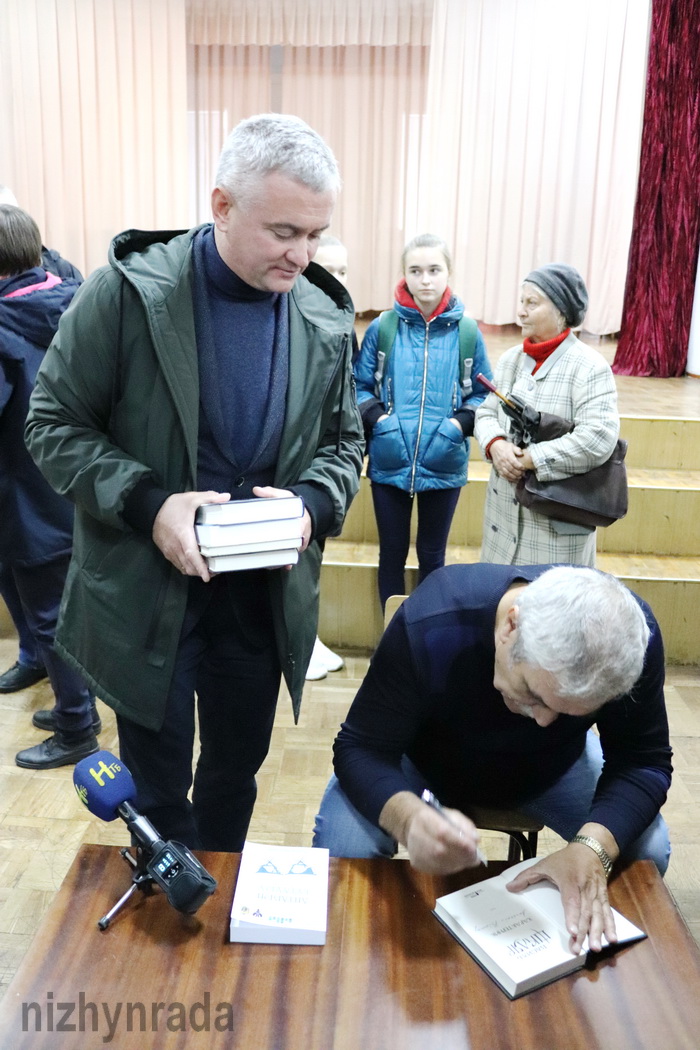 Зустріч із культовим письменником: Василь Шкляр завітав у Ніжин