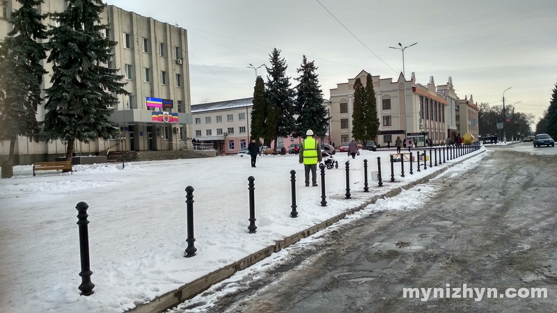 На площі відновили пошкоджені стовпці