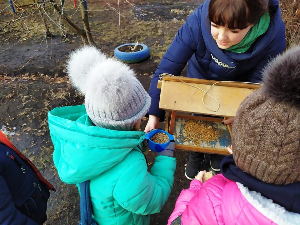 Урок доброти: малечу вчили піклуватися про пернатих. Фото