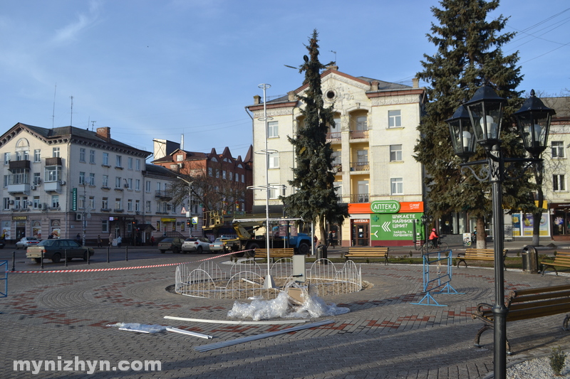 На центральній площі монтують нову святкову ілюмінацію. Фото