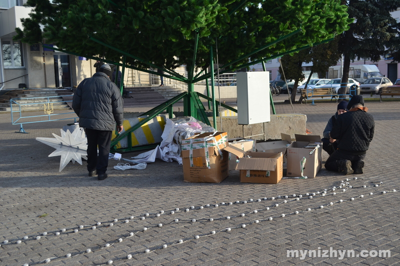 На центральній площі монтують нову святкову ілюмінацію. Фото