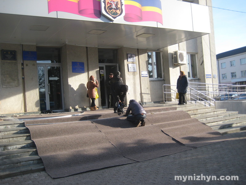 На центральній площі монтують нову святкову ілюмінацію. Фото