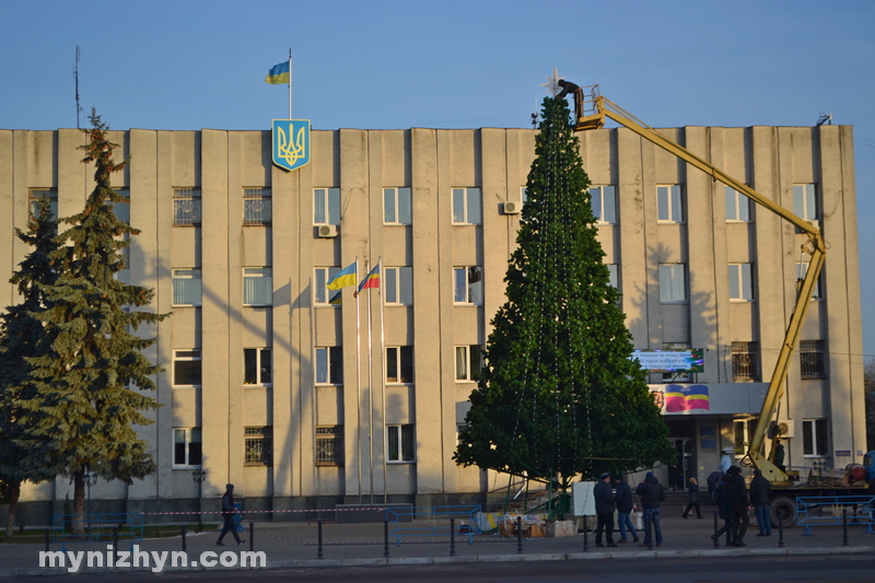 На центральній площі монтують нову святкову ілюмінацію. Фото