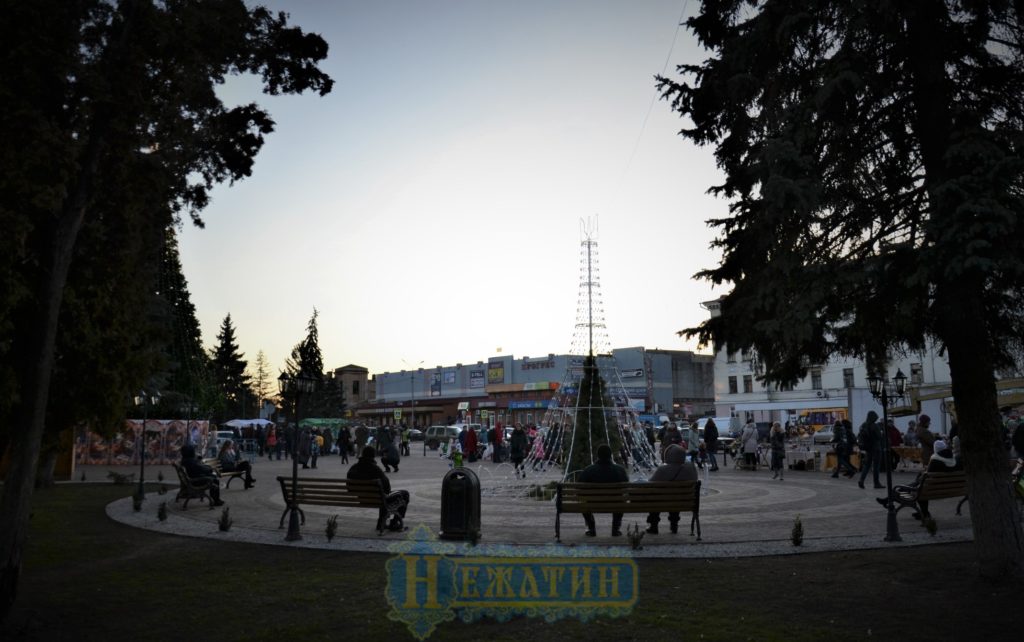 Головна ялинка Ніжина засяяла по-новому. ФОТО – Новини Ніжина/ новости Нежина