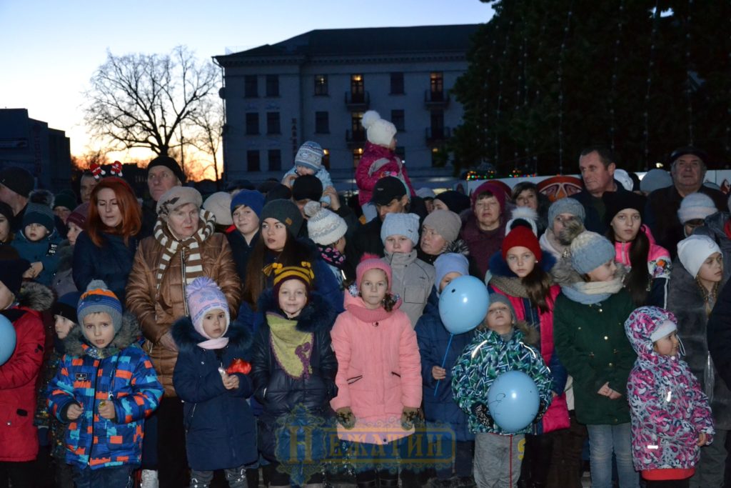 Головна ялинка Ніжина засяяла по-новому. ФОТО – Новини Ніжина/ новости Нежина