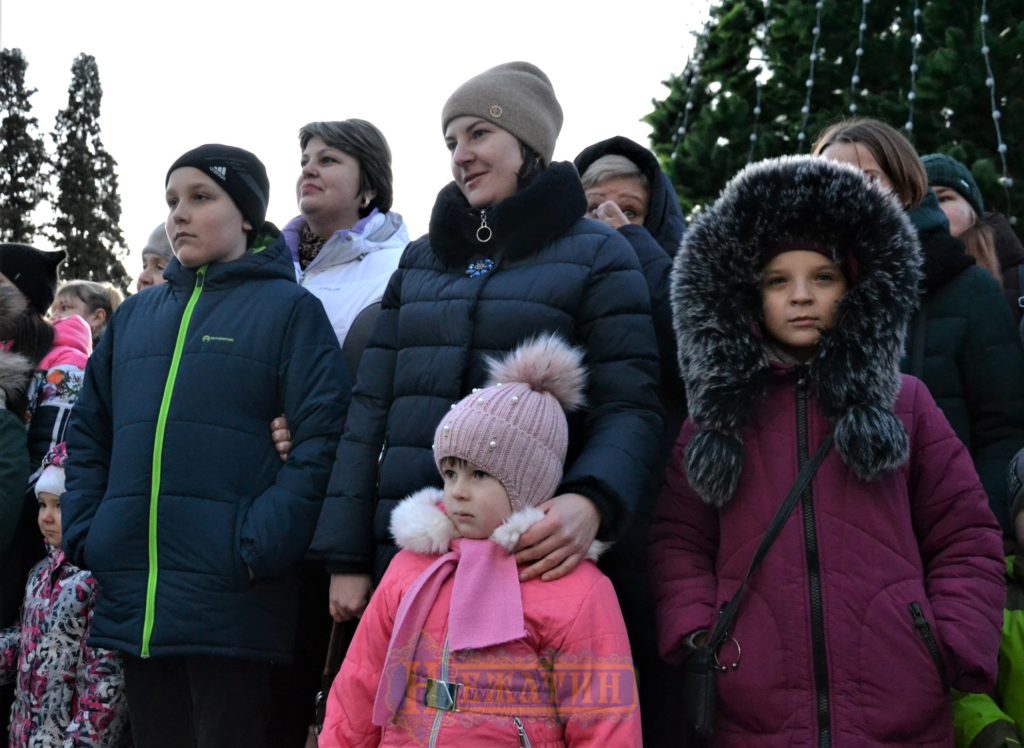 Головна ялинка Ніжина засяяла по-новому. ФОТО – Новини Ніжина/ новости Нежина