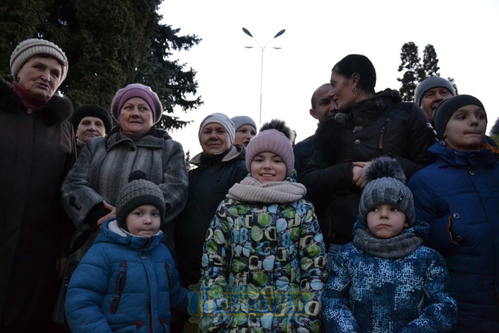 Головна ялинка Ніжина засяяла по-новому. ФОТО – Новини Ніжина/ новости Нежина