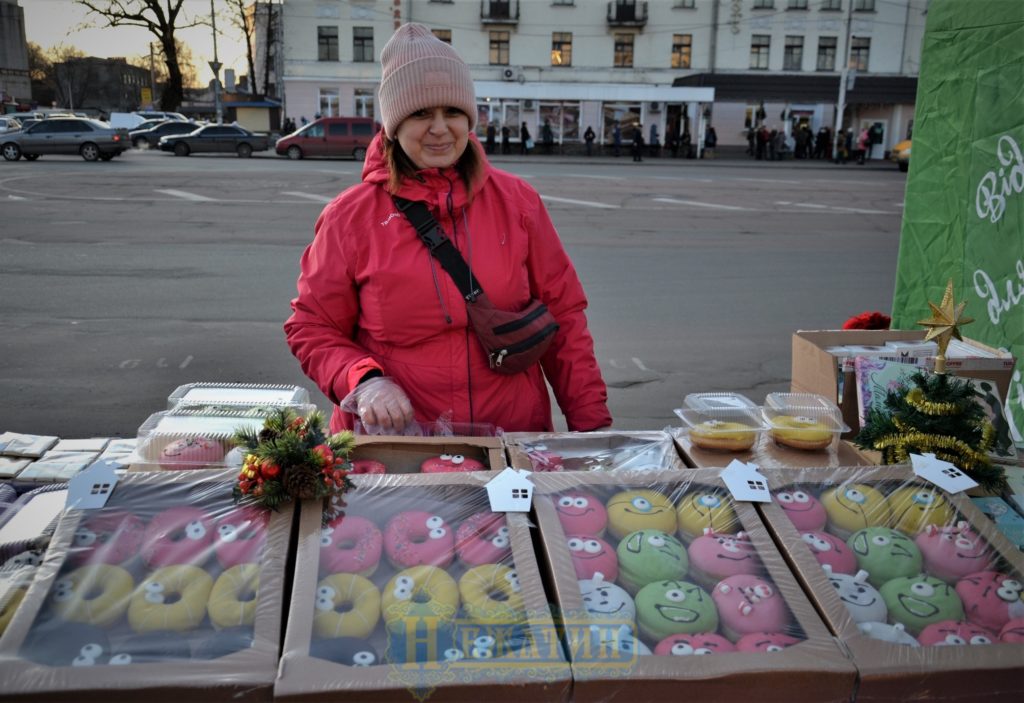 Головна ялинка Ніжина засяяла по-новому. ФОТО – Новини Ніжина/ новости Нежина